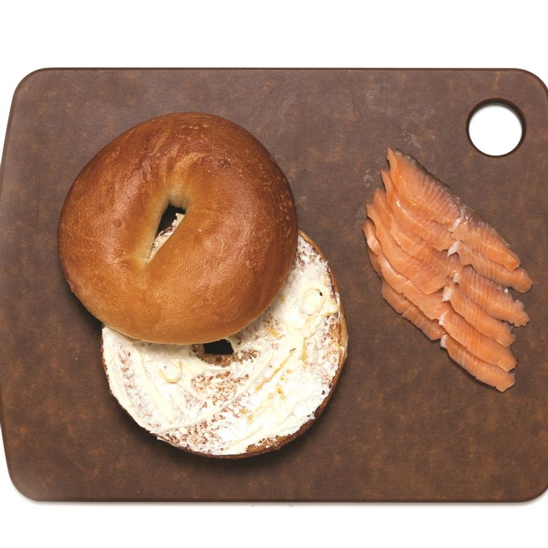 훈제연어 베이글을 위한 재료 이미지로 베이글,훈제연어,레몬,크림치즈 등으로 구성 되어있습니다.