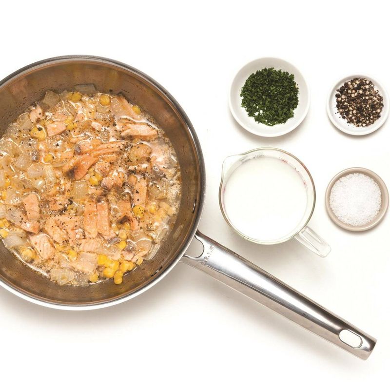 끓어 오르면 훈제연어, 우유, 소금, 굵은 후춧가루를 넣어주세요.