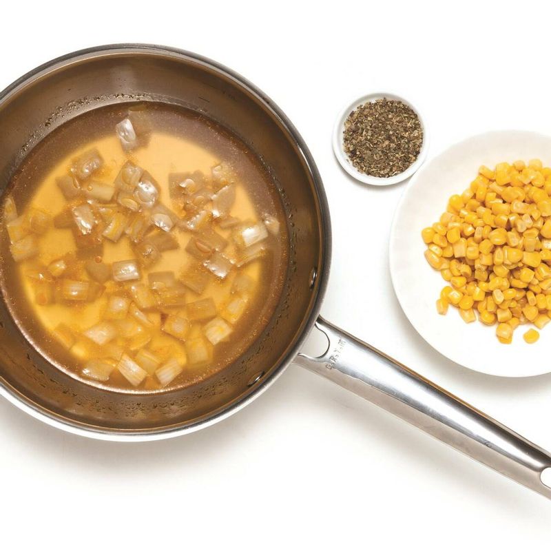 달군 냄비에 올리브오일을 두르고 양파를 넣어 볶다가 양파가 투명해지면 치킨육수, 스위트콘, 허브가루를 넣고 끓여주세요.