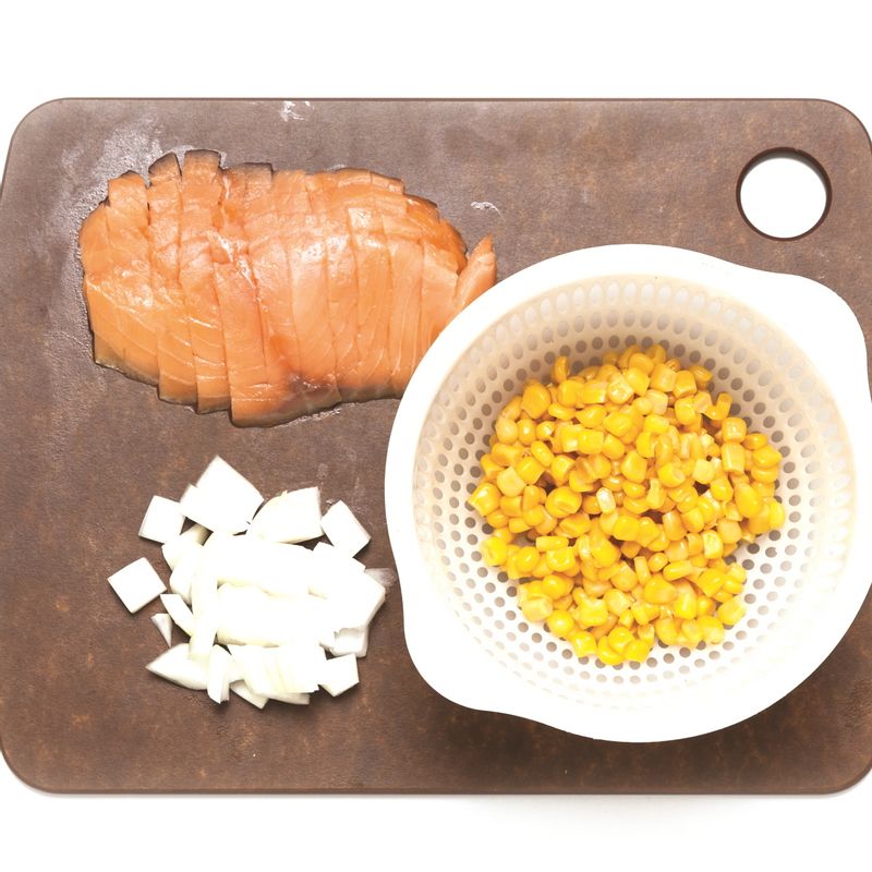 훈제연어 수프을 위한 재료 이미지로 훈제연어,스위트콘,양파,올리브오일,허브가루 등으로 구성 되어있습니다.