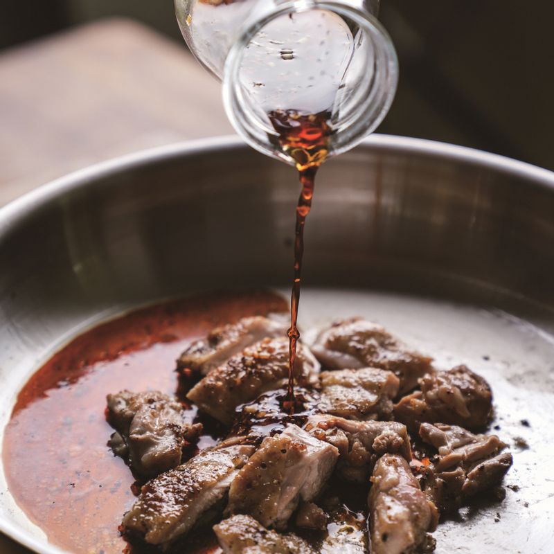 닭이 어느 정도 익으면 먹기 좋은 크기로 자른 후, 양념을 넣고 국물이 3큰술 정도 남을 때까지 졸여주세요.