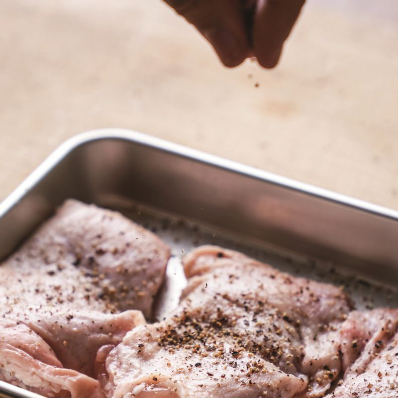 닭다리 정육살은 칼집을 낸 후 후춧가루를 약간 뿌려 밑간해 주세요.