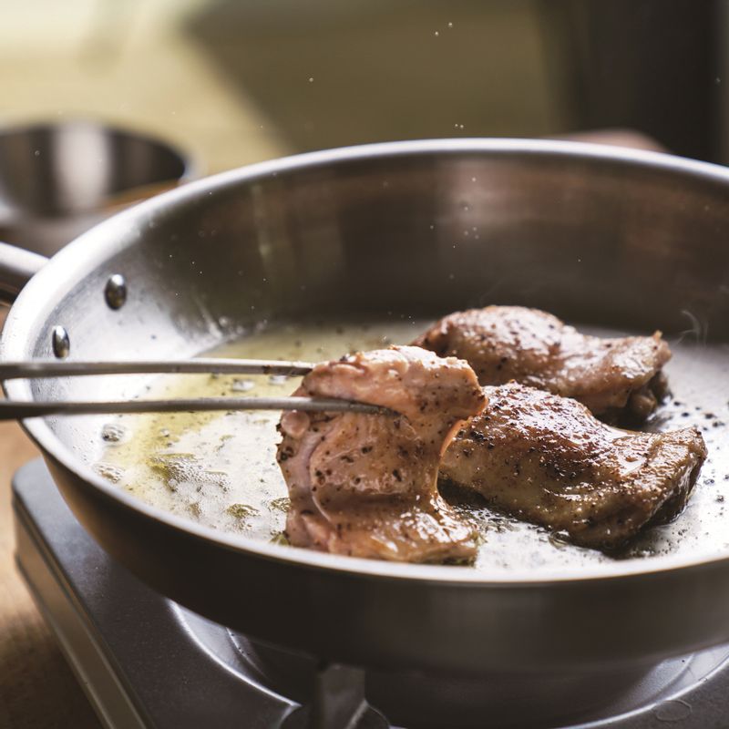 중불로 달군 팬에 조리유를 두르고 닭 껍질부터 바삭하게 구워 완전히 익혀주세요.