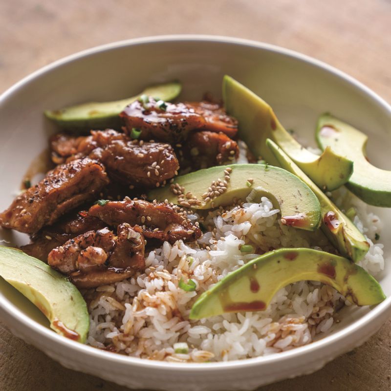 아보카도와 순서 5를 밥 위에 올린 후 다진 쪽파와 통깨를 뿌려 맛있게 즐기세요!