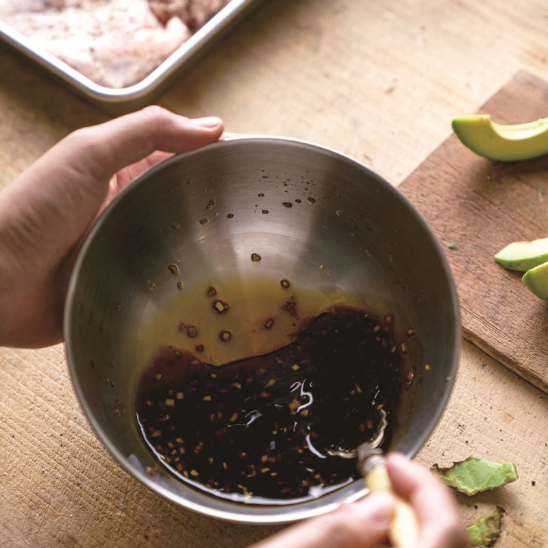 볼에 양념 재료를 모두 넣고 잘 섞어주세요.