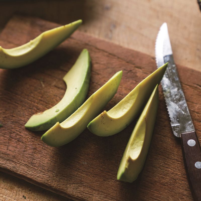 아보카도는 껍질과 씨를 제거하고 얇게 슬라이스 해주세요.