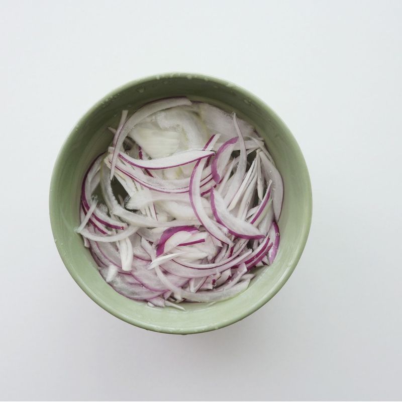 양파는 채를 썰어 찬물에 담가 매운맛을 제거해주세요. 양상추와 어린잎채소는 흐르는 물에 씻어 물기를 제거하고 한입 크기로 준비해주세요.