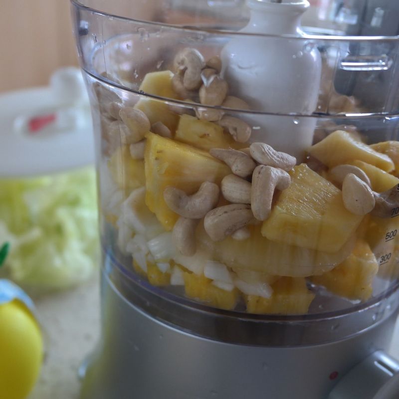 파인애플은 껍질과 심을 제거하고 한입 크기로 깍뚝썰기해주세요.
블렌더에 드레싱 재료를 모두 넣고 곱게 갈아주세요. 소스가 묽을 경우 마요네즈를 조금 넣어서 되직하게 만들어주세요.