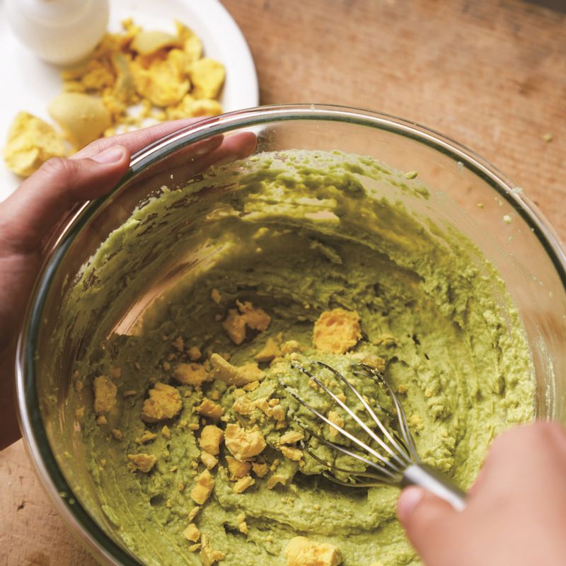 믹싱 볼에 아보카도와 달걀 노른자, 마요네즈, 레몬즙, 머스터드 소스, 소금과 후추를 넣고 잘 섞어주세요.