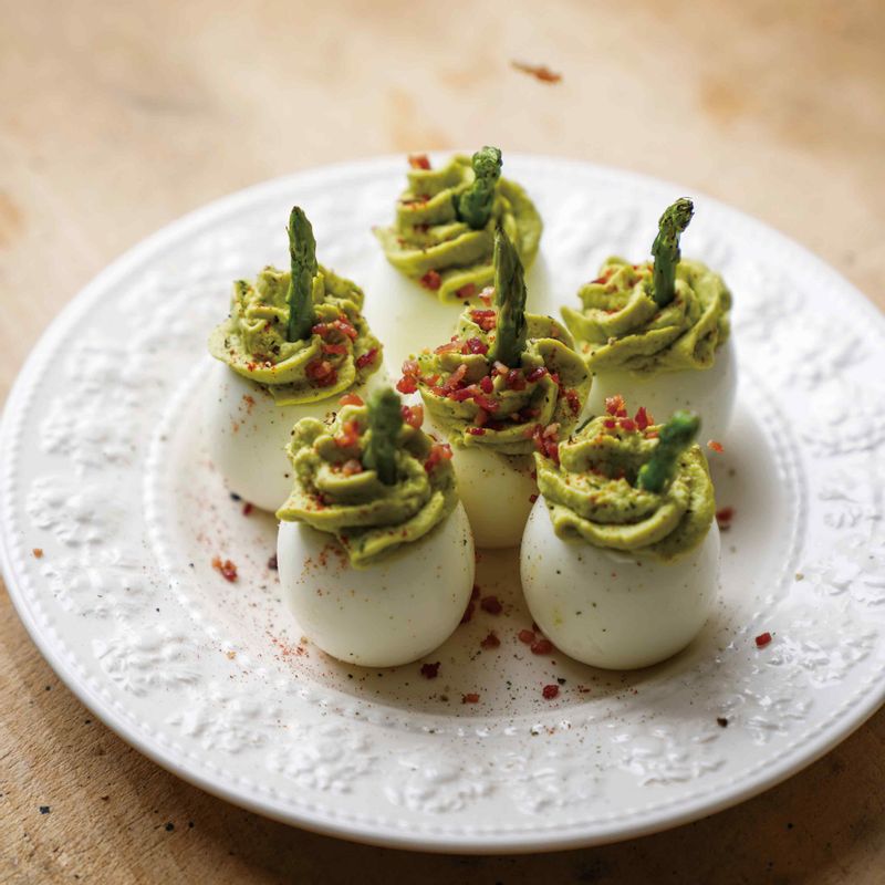 아스파라거스를 팬에 올려 구운 뒤, 순서 5의 필링 위에 꽂아주세요. 베이컨 칩과 파프리카 파우더를 뿌리면 완성입니다.