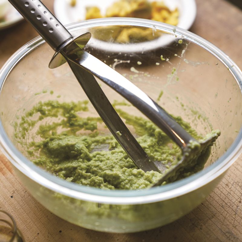 아보카도는 껍질과 씨를 제거한 후 곱게 으깨 주세요.