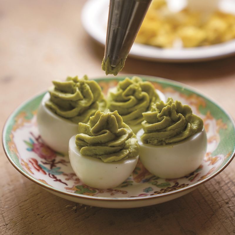 짤주머니에 순서 4의 필링을 넣고 달걀 흰자에 짜서 예쁘게 채워넣어 주세요.