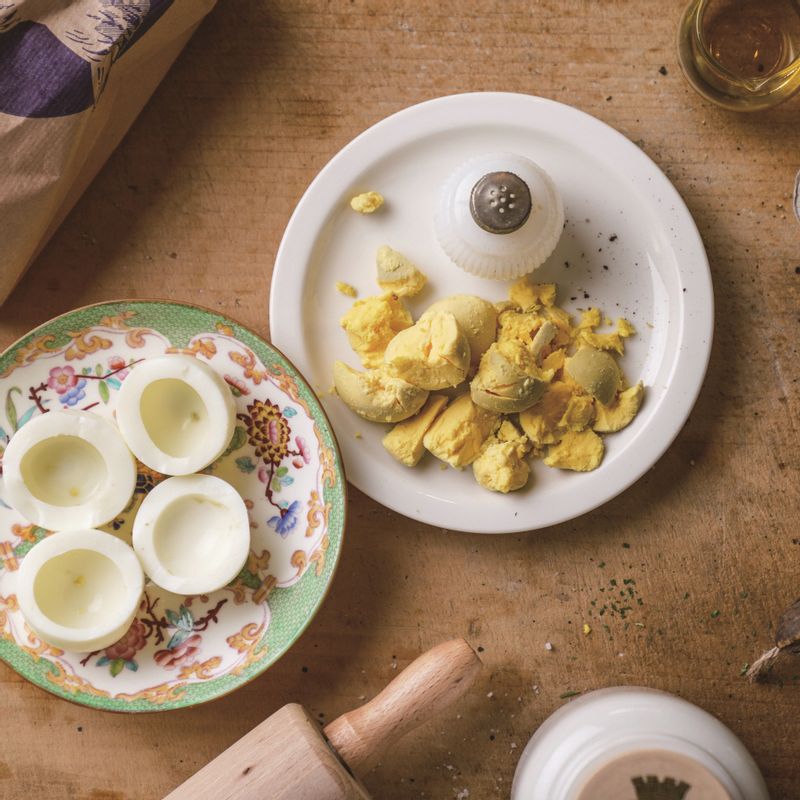 달걀을 차가운 물에 담가 식힌 후 껍질을 벗기고 반으로 잘라 노른자와 흰자를 분리해 주세요.