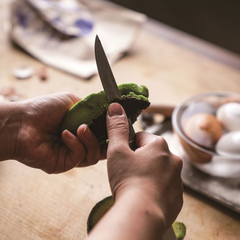 아보카도는 껍질과 씨를 제거해 준비해주세요.