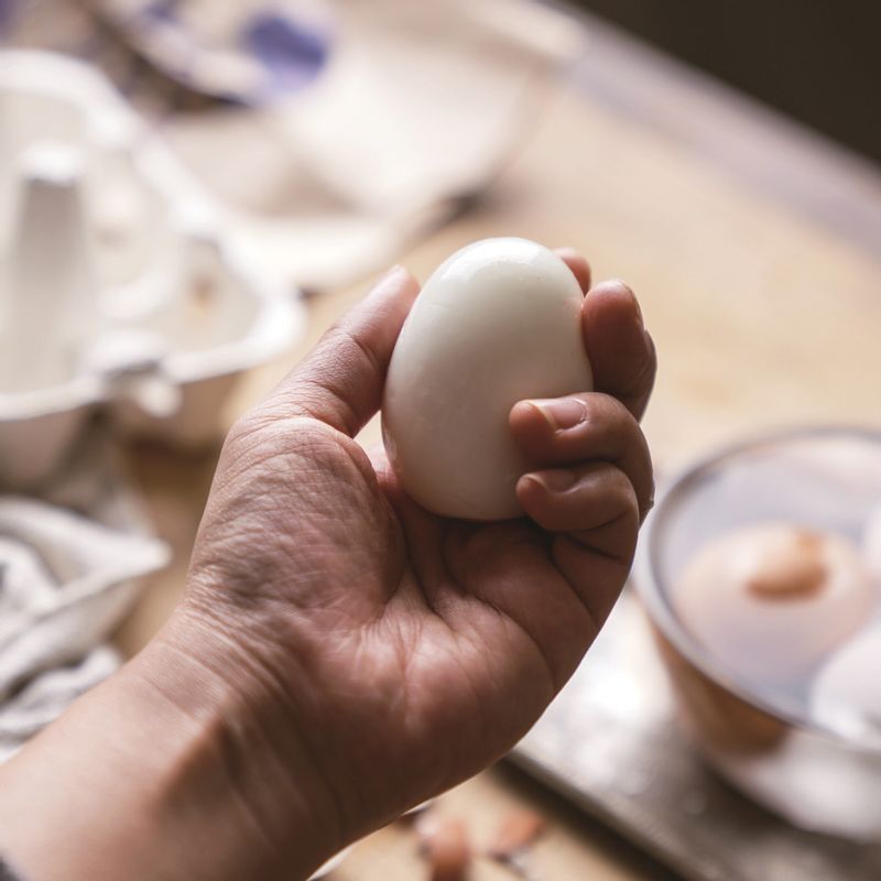 달걀은 끓는 물에 넣고 약 6분간 끓여 반숙으로 익힌 후 얼음물에 2분간 담갔다 꺼내 껍질을 벗겨주세요.
*Tip. 달걀은 삶기 전에 미리 실온에 꺼내두세요!