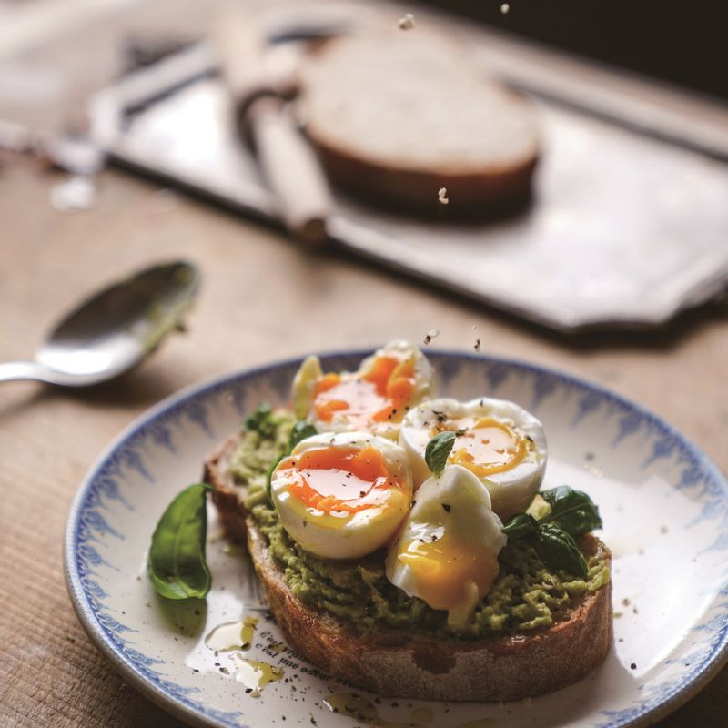 호밀빵에 순서 4의 필링을 골고루 펴서 올린 후 반숙한 달걀을 반으로 잘라 얹고, 소금과 후추를 뿌려 간을 해주세요. 엑스트라 버진 올리브유와 헴프시드, 바질을 뿌려 완성한 뒤 맛있게 즐기세요.