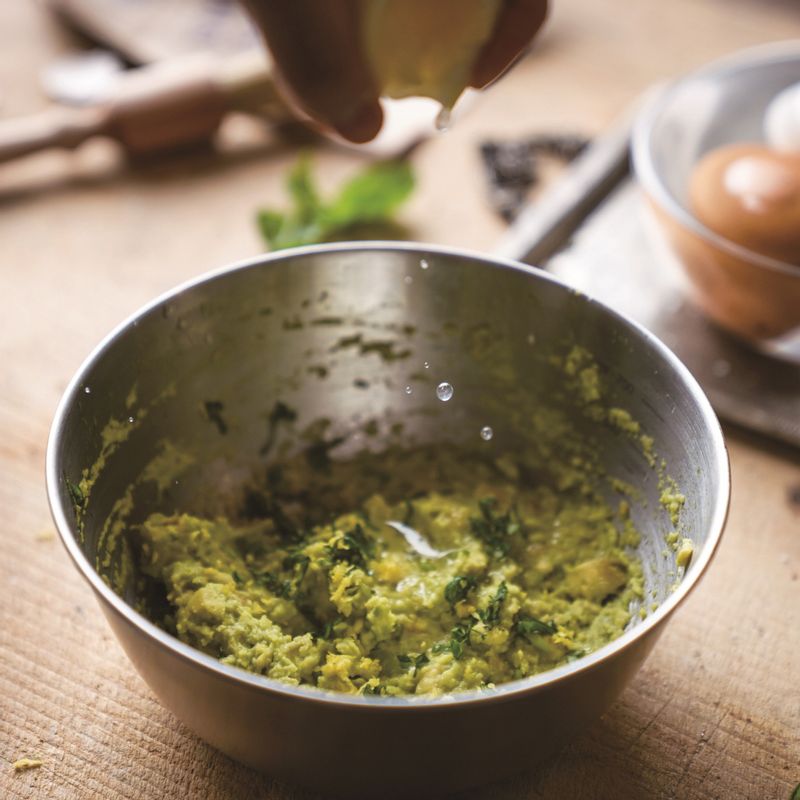 믹싱볼에 아보카도를 넣고 곱게 으깬 후 레몬제스트, 레몬즙, 바질을 넣어 잘 섞어주세요.
*Tip. 레몬 제스트는 레몬 껍질을 강판에 갈아서 만들고, 레몬즙은 손으로 직접 짜서 넣으세요!