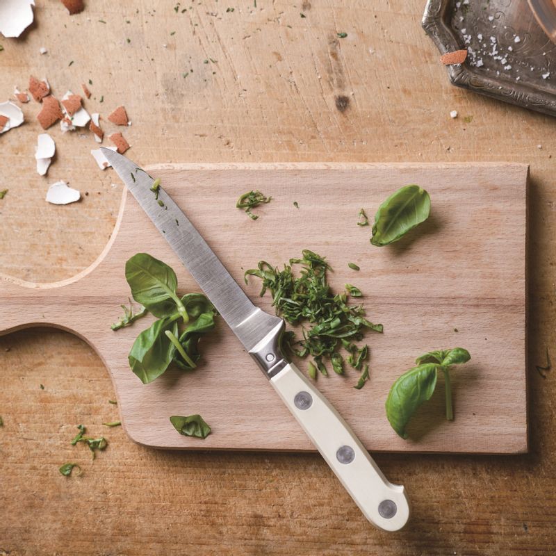 바질잎은 잘게 썰어주세요.