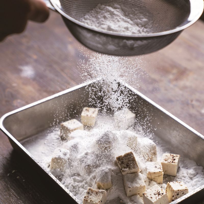 두부는 깍둑썰기를 한 후 키친타월에 올려 실온에서 1시간 정도 두어 물기를 제거한 다음, 소금과 후추로 간을 하고 전분가루를 골고루 입혀주세요.