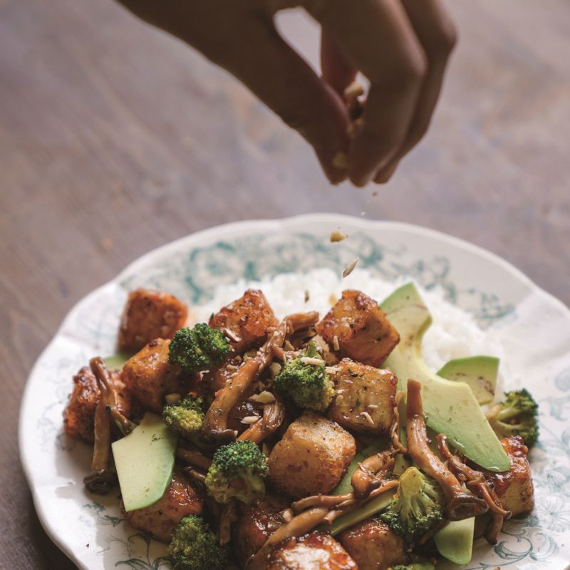 흰 쌀밥 위에 순서 4와 5를 올리고 라임즙을 뿌려 내면 완성이랍니다.
*Tip. 기호에 따라 견과류를 올려도 좋아요.