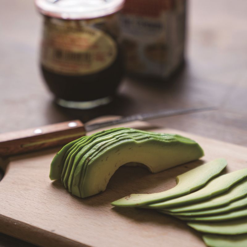 아보카도는 반으로 자른 후 껍질과 씨를 제거하고 얇게 슬라이스 해주세요.