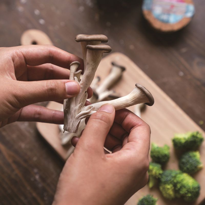 브로콜리는 먹기 좋은 크기로 자르고, 느타리버섯은 잘게 찢어주세요.