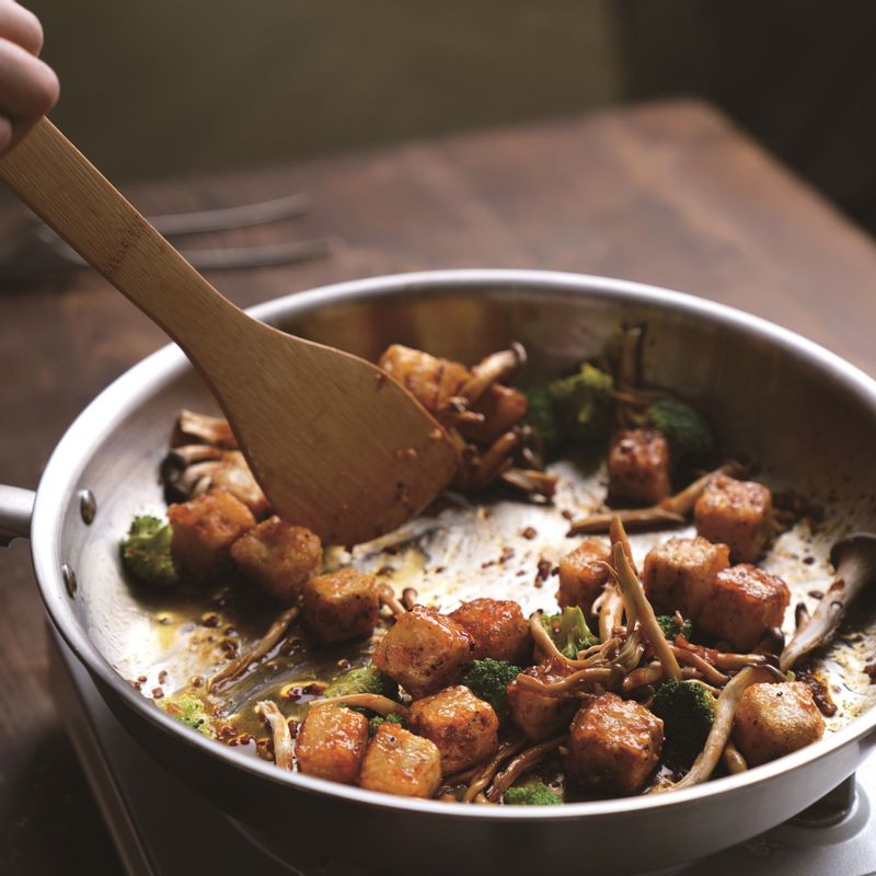 아보카도 버섯 덮밥을 위한 재료 이미지로 아보카도,흰 쌀밥,단단한 두부,전분가루,소금, 후추 등으로 구성 되어있습니다.