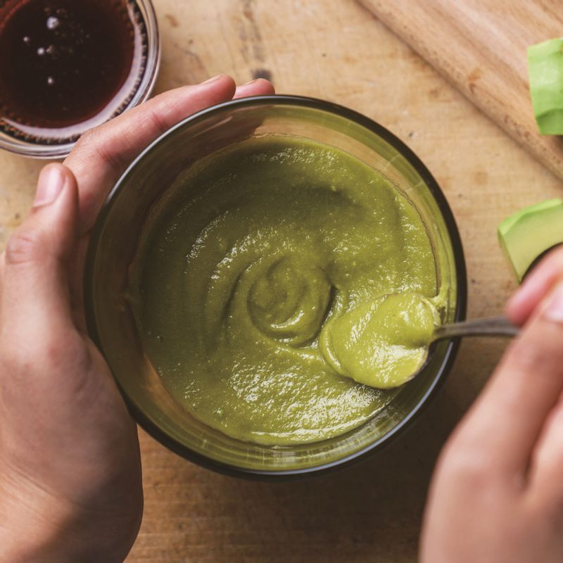 아보카도는 껍질과 씨를 제거하고 블렌더에 아보카도 과육과 메이플시럽을 넣어 곱게 갈아주세요.