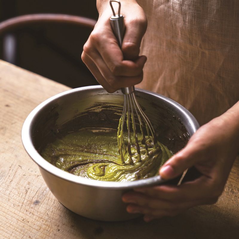 브라우니 반죽에 순서 1을 넣고 잘 섞은 후 1cm 높이의 납작한 직육면체 모양을 만든 뒤 전자레인지에 4분간 돌려주세요.