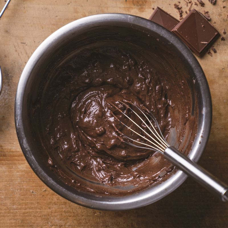 볼에 시판용 브라우니 믹스와 물을 넣고 잘 섞어 반죽을 만들어주세요.