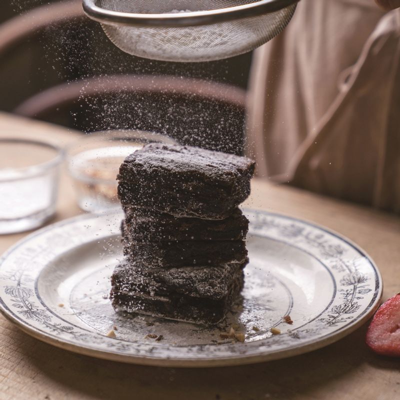 잘 구워진 브라우니에 슈가파우더를 뿌려 완성해 주세요.
*Tip. 기호에 따라 견과류와 초코시럽을 곁들여 먹어도 좋아요!