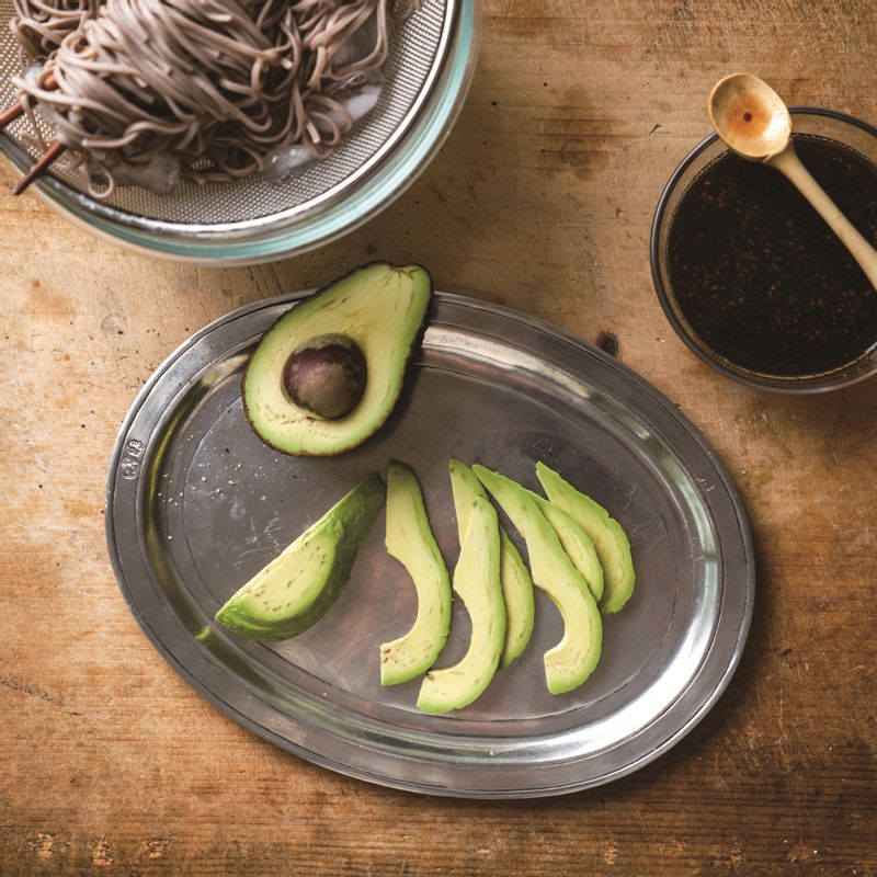 아보카도는 껍질과 씨를 제거하고 얇게 슬라이스 해주세요.
