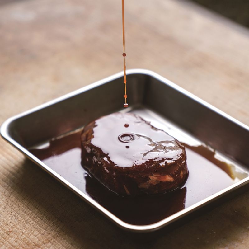 진간장, 꿀, 전분가루를 볼에 넣고 잘 섞어주세요. 전분가루가 모두 녹으면 소고기 안심 표면에 골고루 발라 밑간을 해주세요.