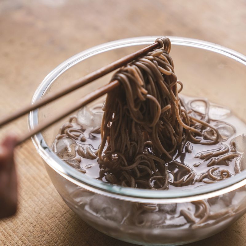 아보카도 비프 소바을 위한 재료 이미지로 소고기 안심(스테이크용),진간장,꿀,전분가루,소바 면 등으로 구성 되어있습니다.