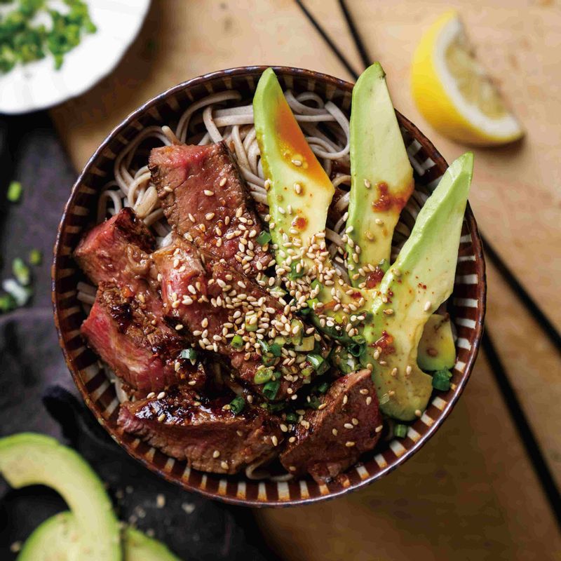 그릇에 소바와 아보카도, 스테이크를 담은 후 다진 쪽파와 볶은 통깨를 뿌리고 소스를 부어 마무리 해주세요.