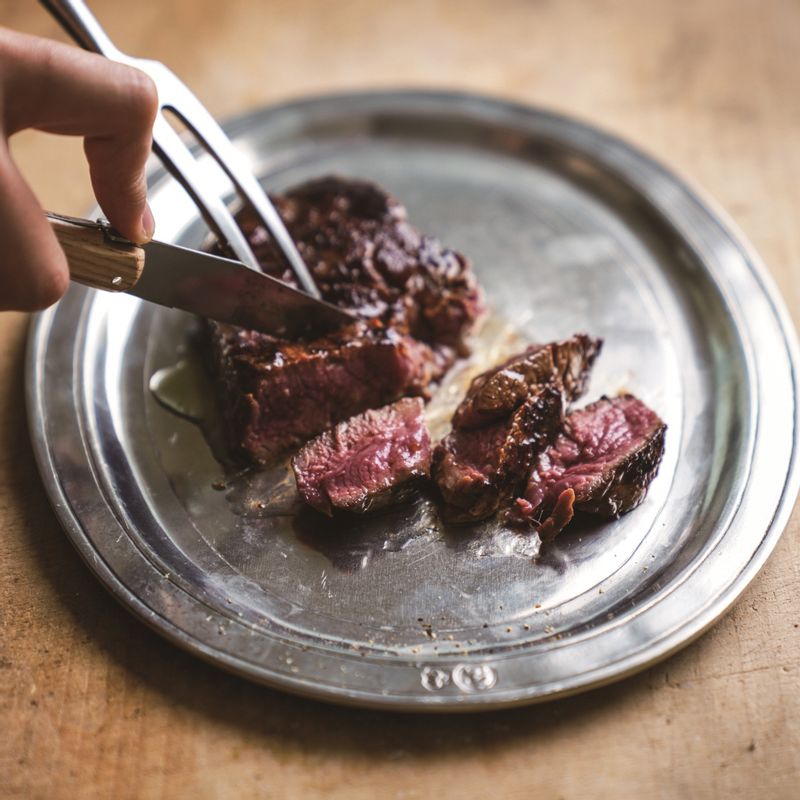 바삭하게 구운 소고기를 팬에서 꺼내 실온에서 약 10분간 레스팅한 후 먹기 좋은 크기로 잘라주세요.
