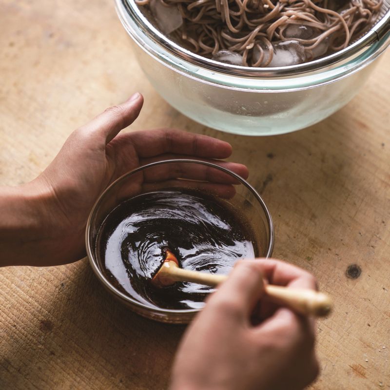 소스 재료를 볼에 넣고 모두 섞어 준비해주세요.
*Tip. 레몬 제스트는 레몬 껍질을 강판에 갈아서 만들고, 레몬즙은 손으로 직접 짜서 넣어주세요!
세요