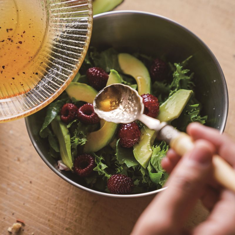 아보카도 산딸기 샐러드을 위한 재료 이미지로 아보카도,산딸기,샐러드 채소,아몬드 슬라이스 등으로 구성 되어있습니다.