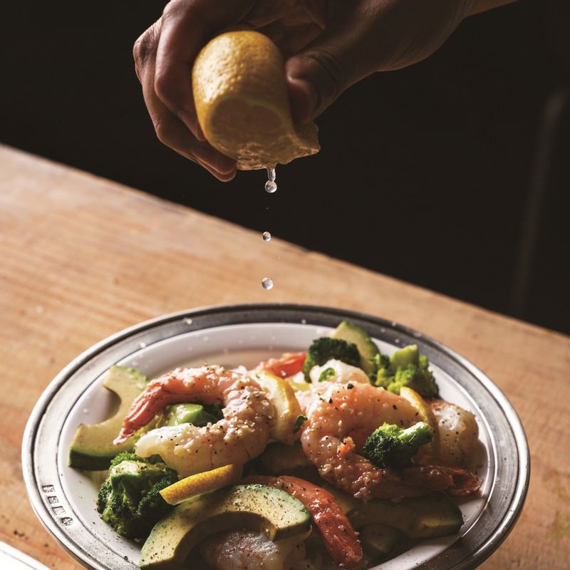 밥 위에 순서 4와 아보카도를 올리고 레몬즙을 뿌린 후, 레몬 슬라이스를 올리면 완성이랍니다.
*Tip. 기호에 따라 간장을 뿌려도 맛있어요!