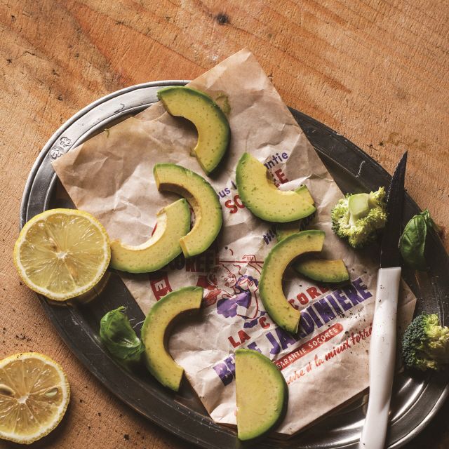 아보카도는 껍질과 씨를 제거하고 먹기 좋은 크기로 잘라주세요. 레몬은 얇게 슬라이스하고, 브로콜리는 먹기 좋은 크기로 잘라 준비해주세요.