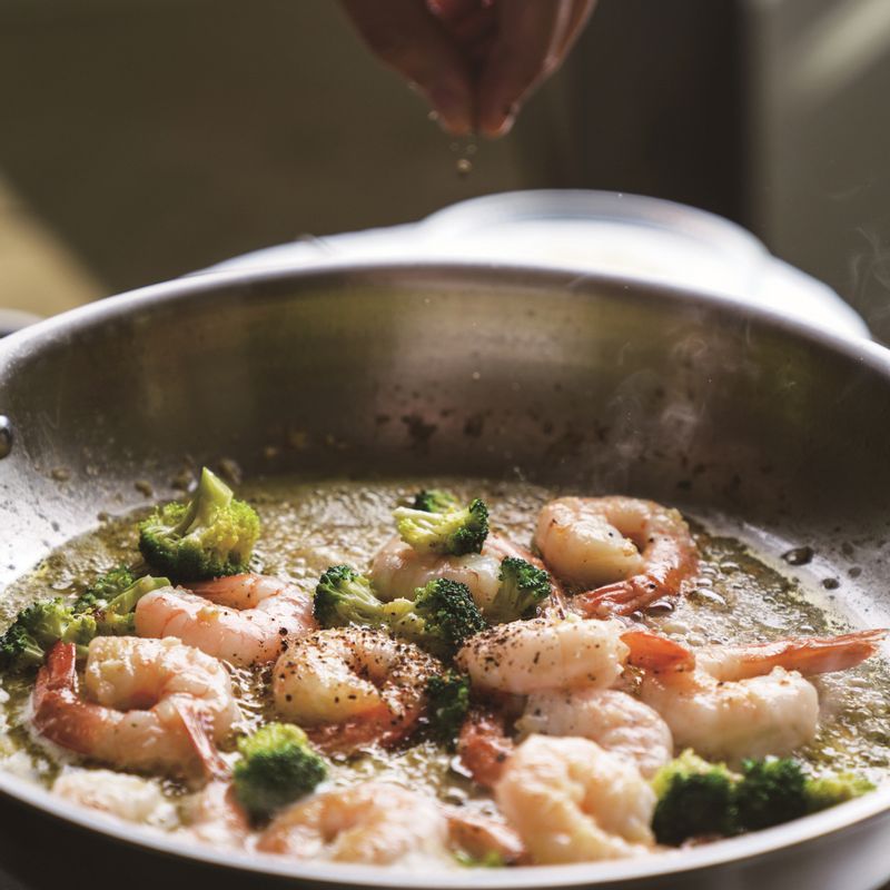 올리브유를 약간 두르고 중불로 달군 팬에 갈릭 버터 소스와 다진 마늘을 넣어 볶다가 손질한 새우와 브로콜리를 넣고 소금, 후추로 간을 해 노릇하게 구워주세요.