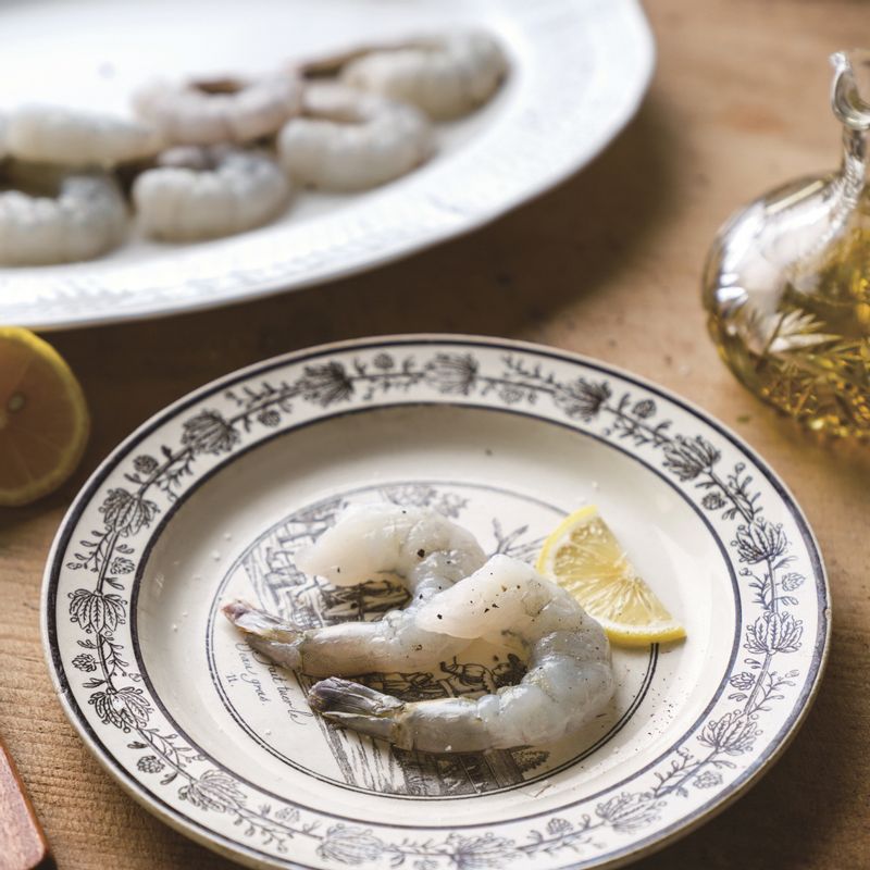 대하는 머리와 내장을 제거한 후 깨끗하게 손질해주세요.
*Tip. 머리와 내장이 제거된 시판용 대하를 구입하면 편해요!