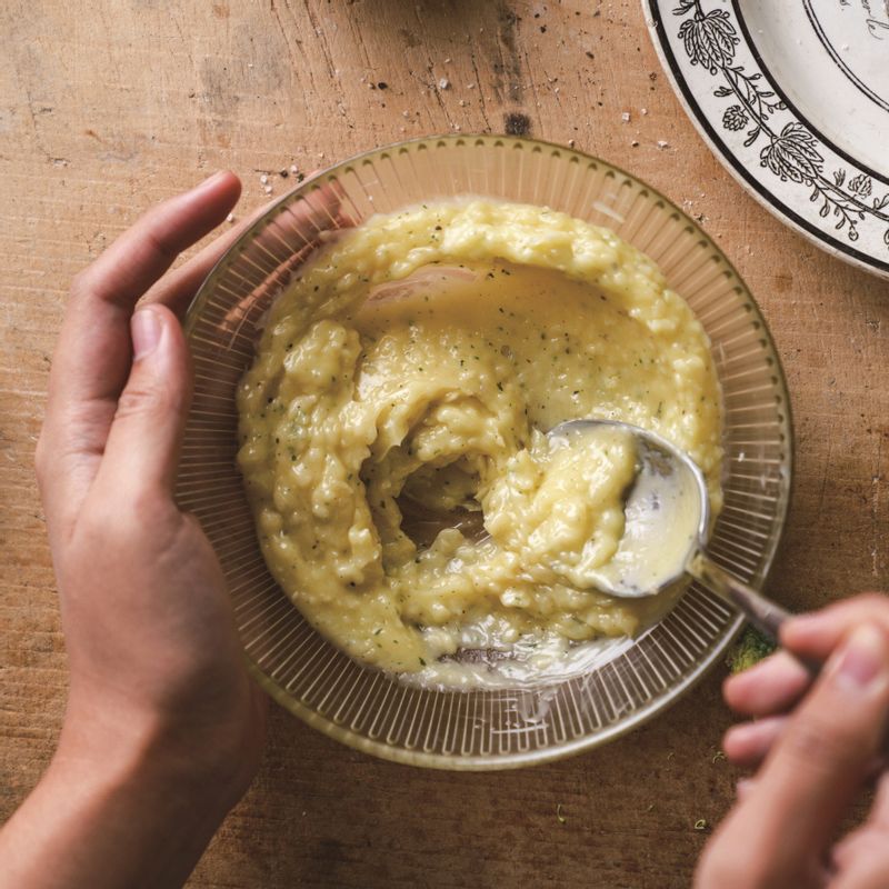 갈릭버터 소스 재료를 볼에 넣고 골고루 섞어주세요.