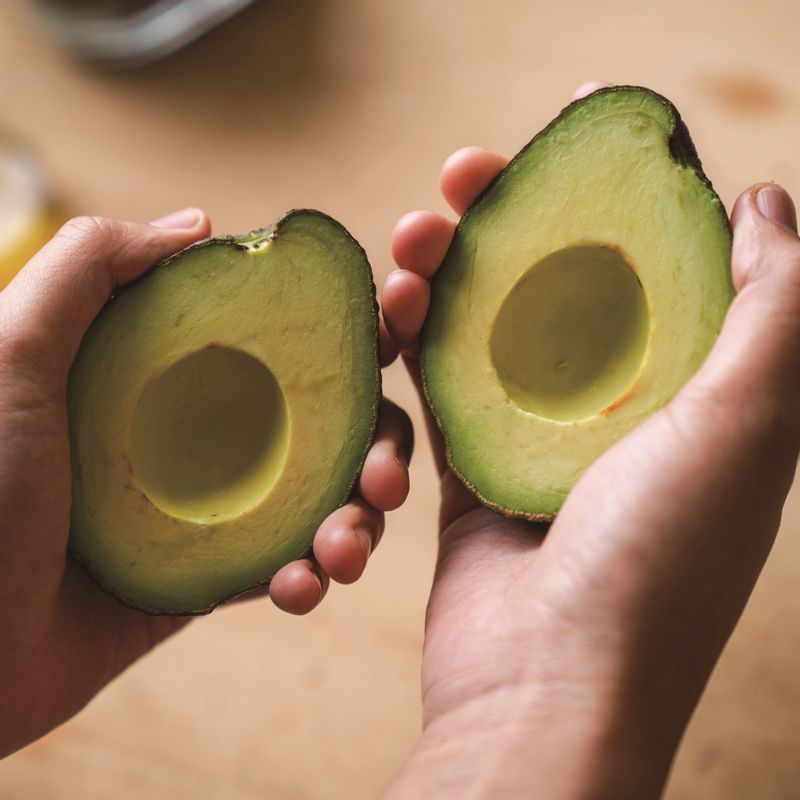 아보카도는 반으로 자른 후 껍질과 씨를 제거해주세요.