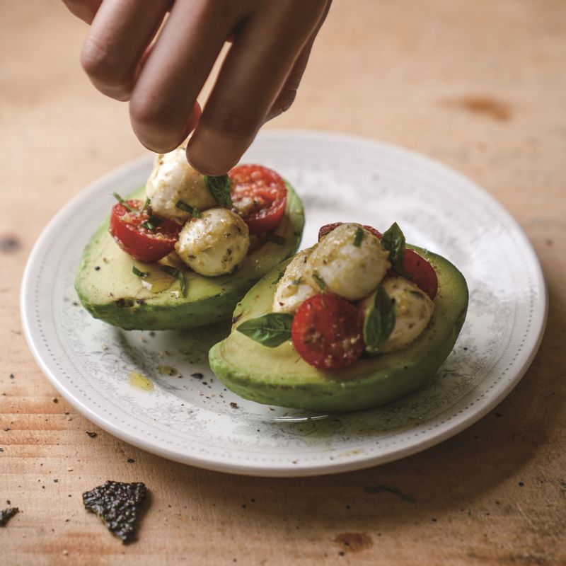 손질한 아보카도에 순서 1을 예쁘게 담아주세요. 잘게 썬 바질잎을 올리고 발사믹 식초를 뿌리면 완성이예요.