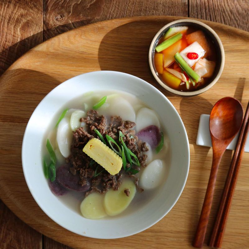 완성된 요리를 그릇에 담아 마무리해주세요.