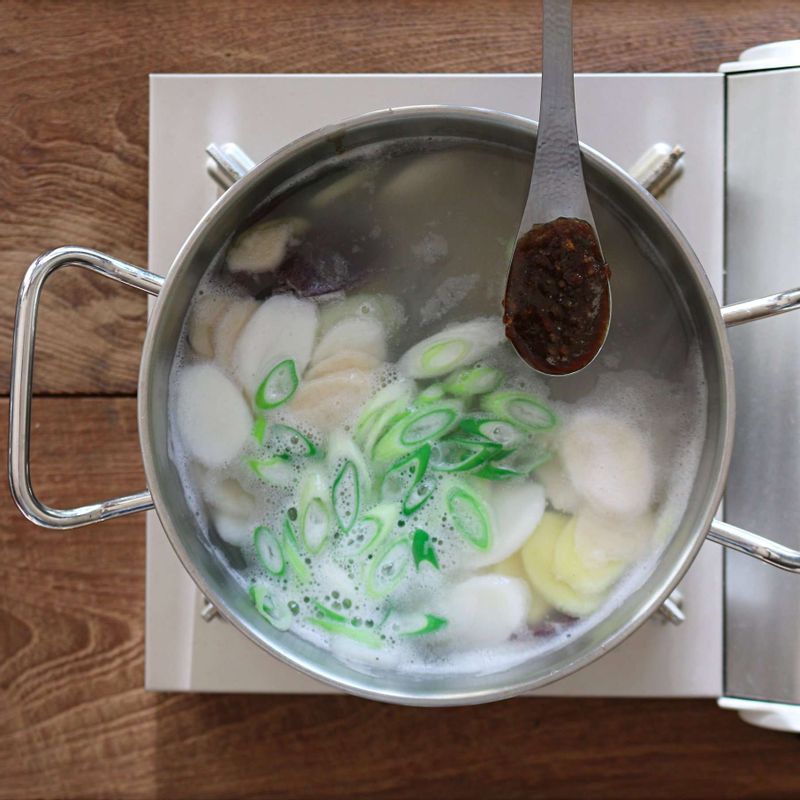 냄비에 다시마물 5컵을 넣은 후 끓어오르면 떡국용 떡을 넣고, 떡이 익어 부드러워지면 국물양념 재료와 대파를 넣어 1분 정도 더 끓여주세요. 그릇에 떡국을 담고 쇠고기, 대파, (지단 또는 달걀말이) 등을 기호에 따라 올려주세요.