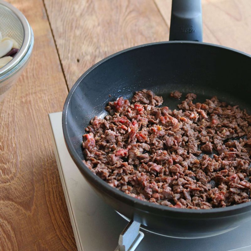 쇠고기는 쇠고기 양념에 10분 정도 재웠다가 팬에 볶아 익혀주세요.