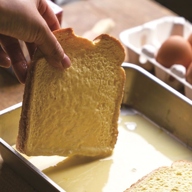 프렌치 토스트와 아보카도 & 베이컨을 위한 재료 이미지로 아보카도,토스트 빵,달걀,생크림,무염버터 등으로 구성 되어있습니다.