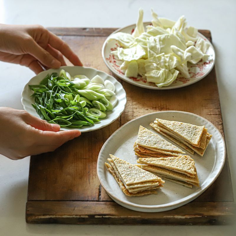 어묵은 길쭉한 삼각형 모양으로 썰고 대파는 어슷하게 썰어주세요. 양배추는 적당한 크기로 잘라주세요. 볼에 양념 재료를 넣어 섞어주세요.
